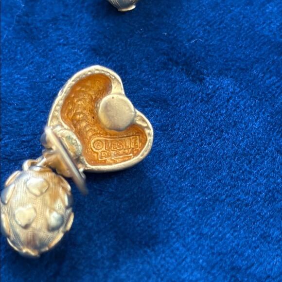 Vintage Leslie Block Signed Gold Tone Red Heart Center Clip On Earrings - Picture 3 of 3